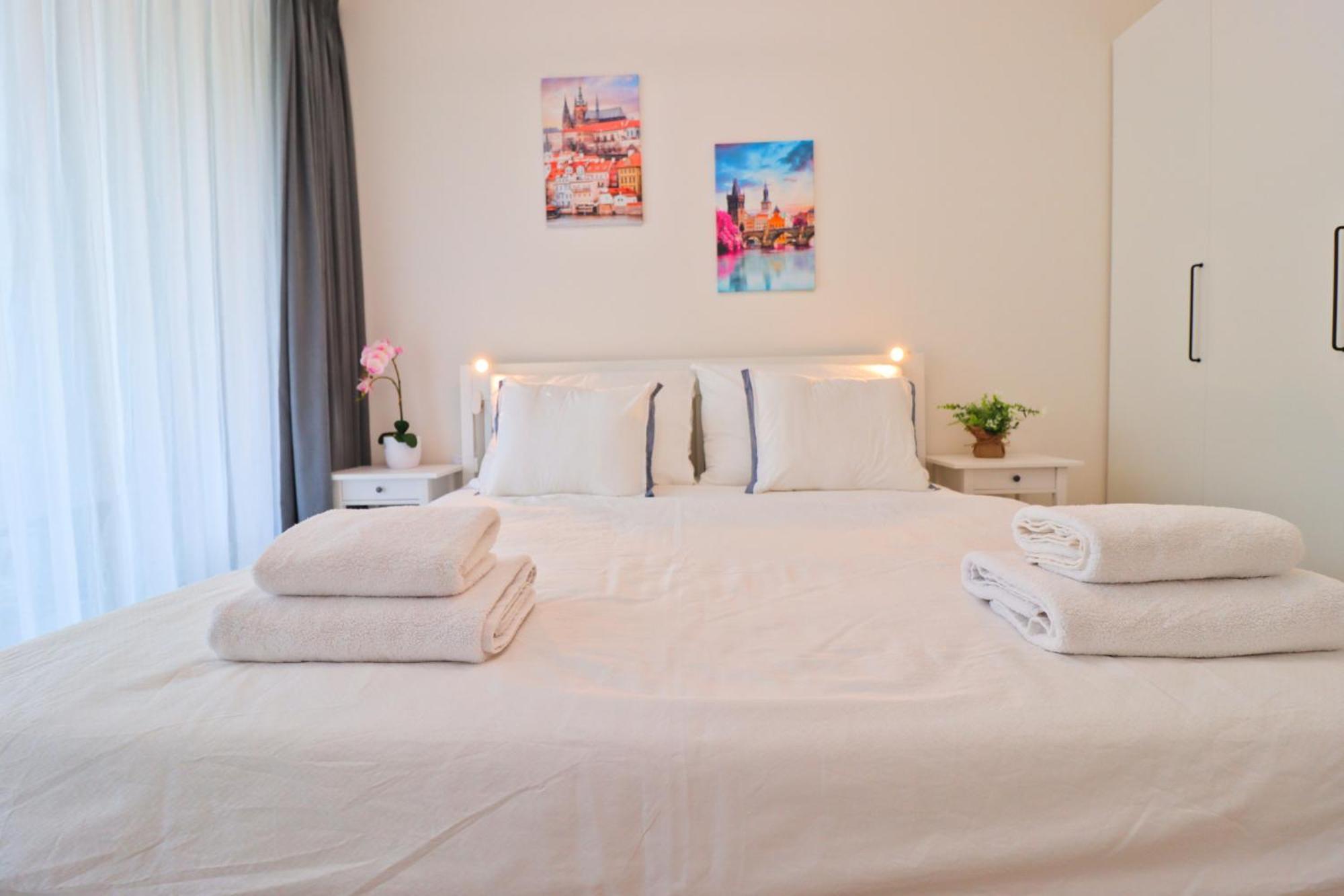 Sunny Apartment In Smichov, Prague 5 Eksteriør billede